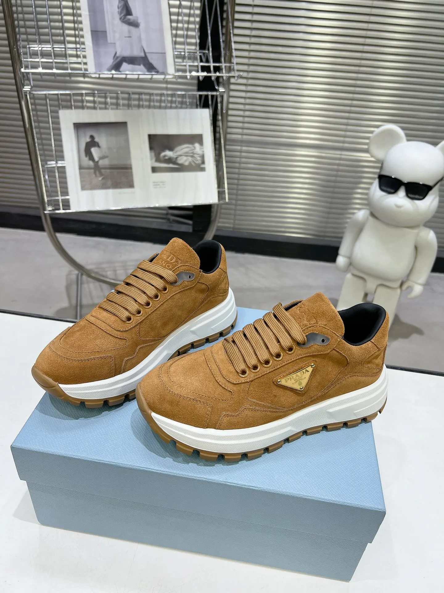 👟👟Ex-factory price 580👟👟 PRADA ²⁰²4 𝐬𝐬Prada’s new product comes with strength! ❣️Many Internet celebrities have the same style, fashionable and versatile nice items, original shoes are developed and purchased from Italian counters, and are reproduced 1:1 according to the original taste. This year’s theme is not to be defined, embodying texture through simplicity💛From thick-soled sneakers to zigzag short boots to 2024 flat shoes, everything reveals a sure-fire momentum...combining gentleness and handsomeness, the finishing touch for women❤️ The top-grade open-edge beaded cowhide with imported cowhide triangle logo is consistent with the original version, the wear-resistant and ultra-light two-color outsole, and the sheepskin lining are breathable and comfortable. ⚛Size: Women's 34-40 ⚛Size: Men's 39-45 Original packaging accessories. ⚛